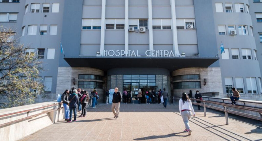 Mendoza comienza a cobrarle a extranjeros la atención en hospitales públicos: cómo funciona