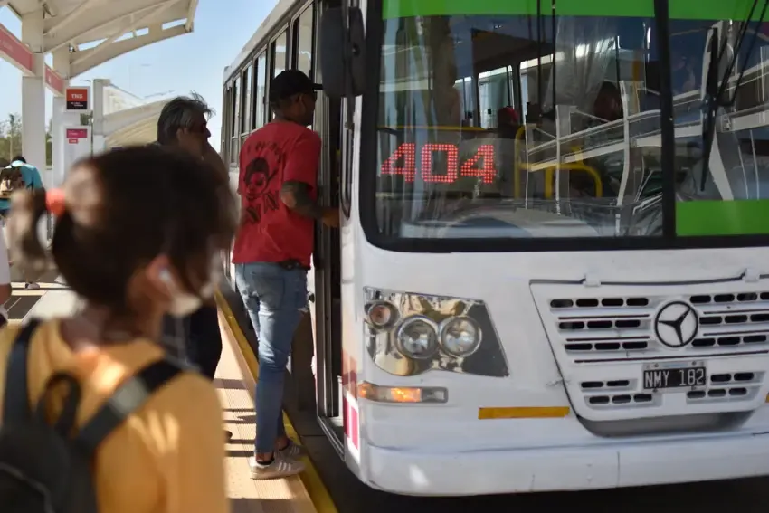 El Gobierno dispuso que los colectivos vuelvan a circular el 25 de diciembre