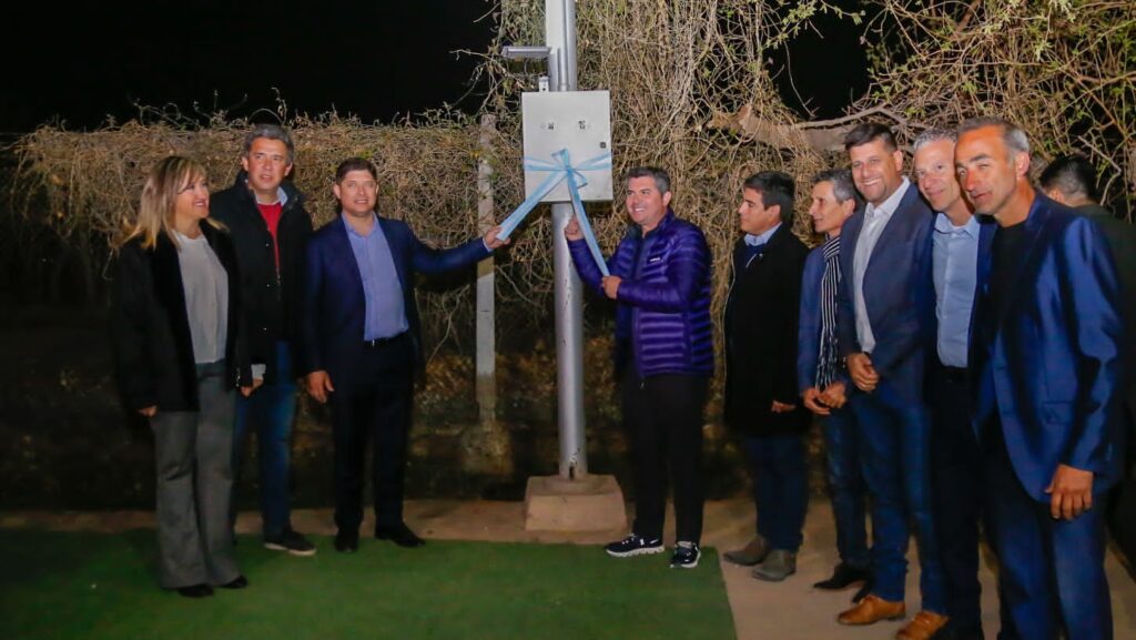 El Gobernador Orrego inauguró la nueva luminaria del CEF N°20