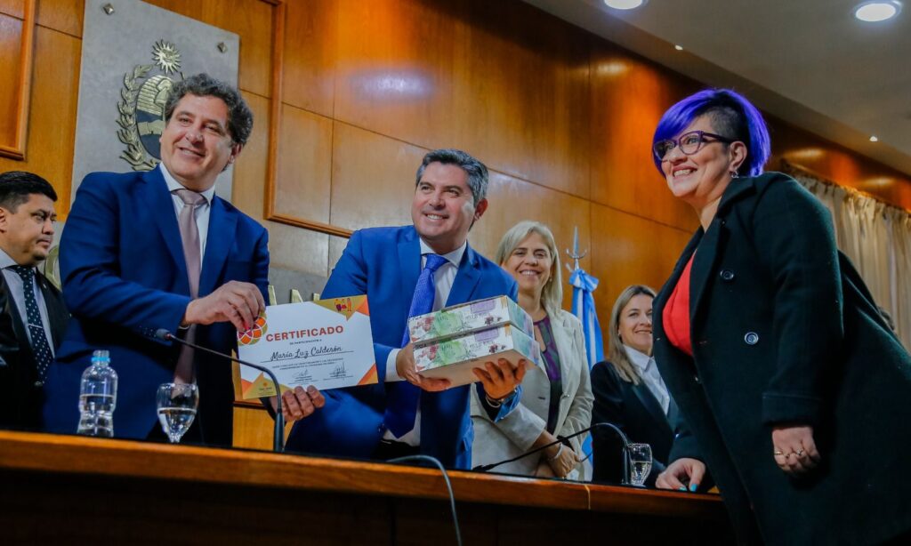 Orrego entregó certificados a beneficiarias del programa Mujeres