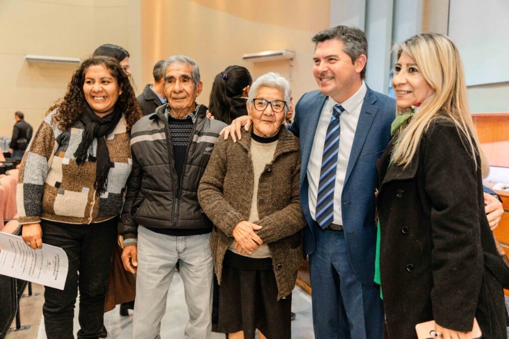 El gobernador entregó 137 escrituras a vecinos de 7 departamentos