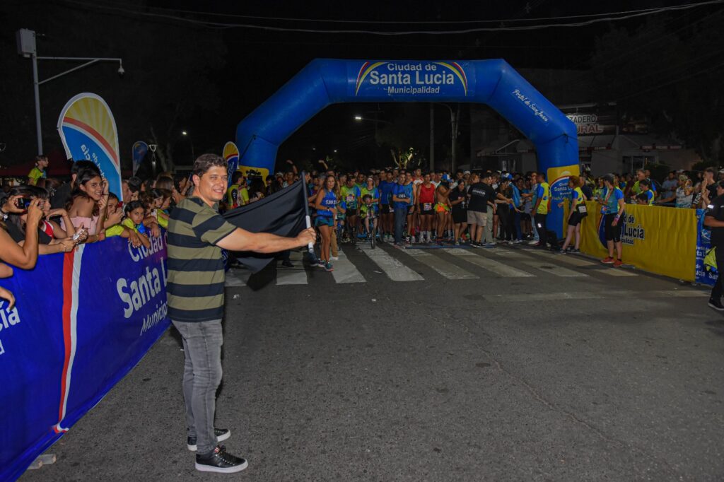 Santa Lucía celebró su 155° aniversario con una multitudinaria carrera nocturna