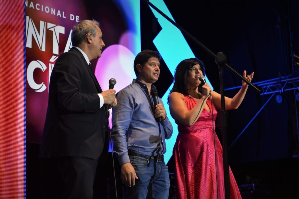 La Fiesta Nacional de Santa Lucía sigue brillando: éxito total en su segunda noche