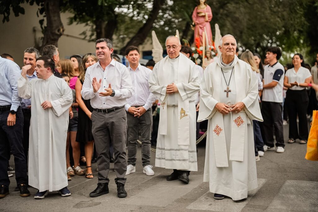 El gobernador Marcelo Orrego participó de la procesión en honor a Santa Lucía