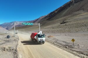 Historico: Un camión liviano con exportación a Chile cruza a modo experimental por Agua Negra