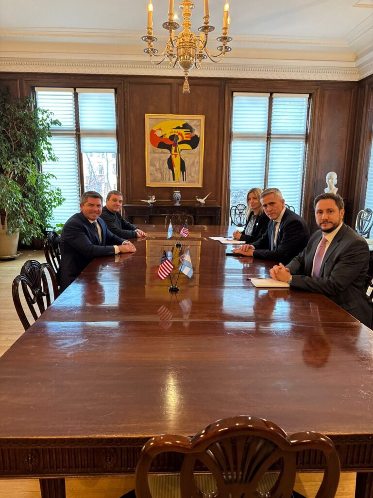 El gobernador Orrego se reunió con referentes de la Embajada Argentina en EE.UU tras la asunción de Donald Trump