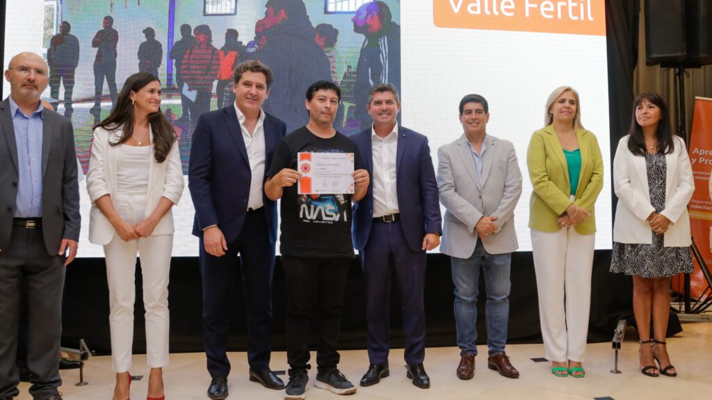 Orrego entregó certificados del programa Aprender, Trabajar y Producir