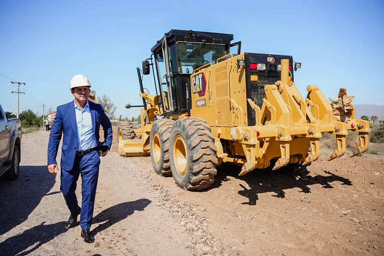 Orrego supervisó el inicio de la obra de pavimentación de la calle Alfonso XIII en Rawson