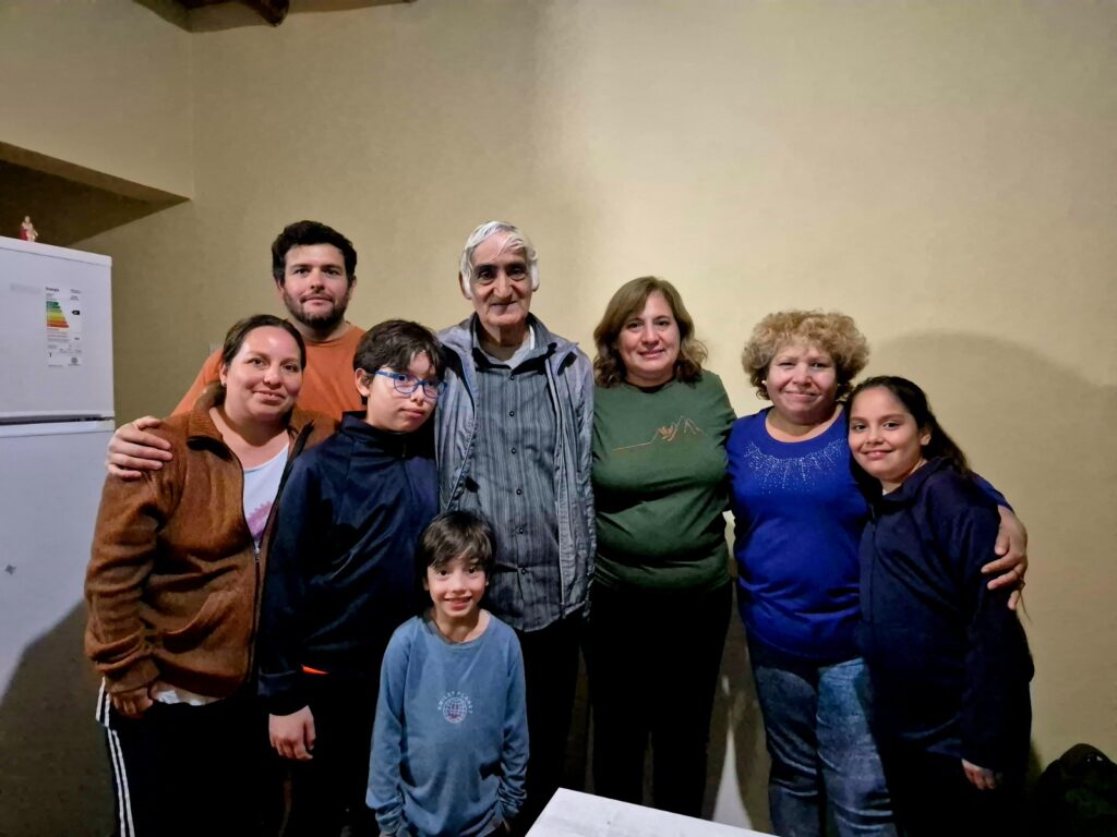 El Profe Peter recibió su nueva vivienda tras el incendio que destruyó su hogar
