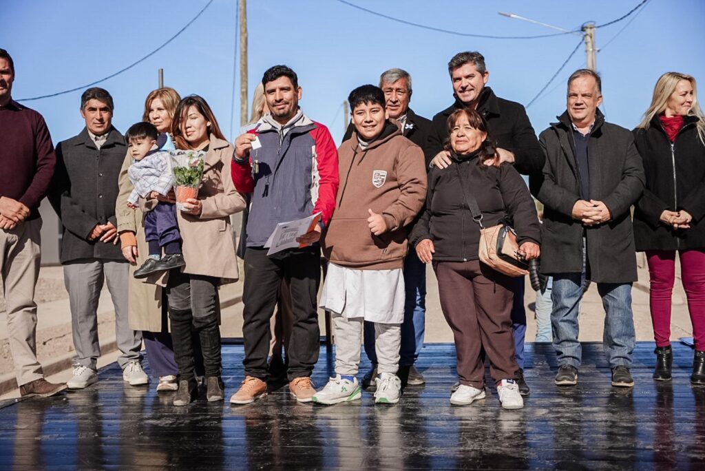 Orrego entregó las llaves de viviendas a familias de Calingasta
